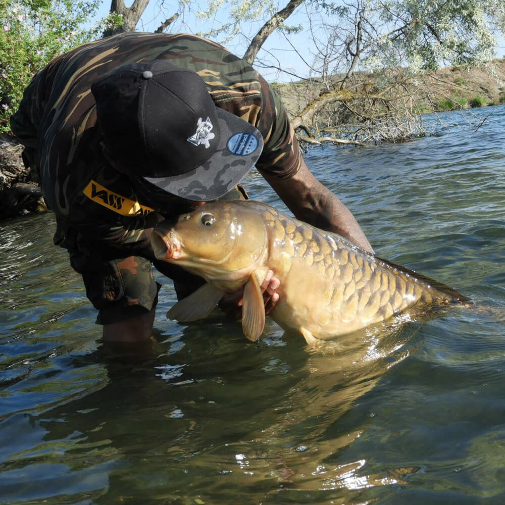 Gorra Vass VB691 Peak Negra-Gris Camo - Tienda Carpfishing