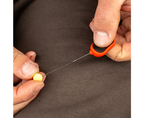 Aguja Avid Carp Fine Hair Re-Rig Rojo - Tienda Carpfishing