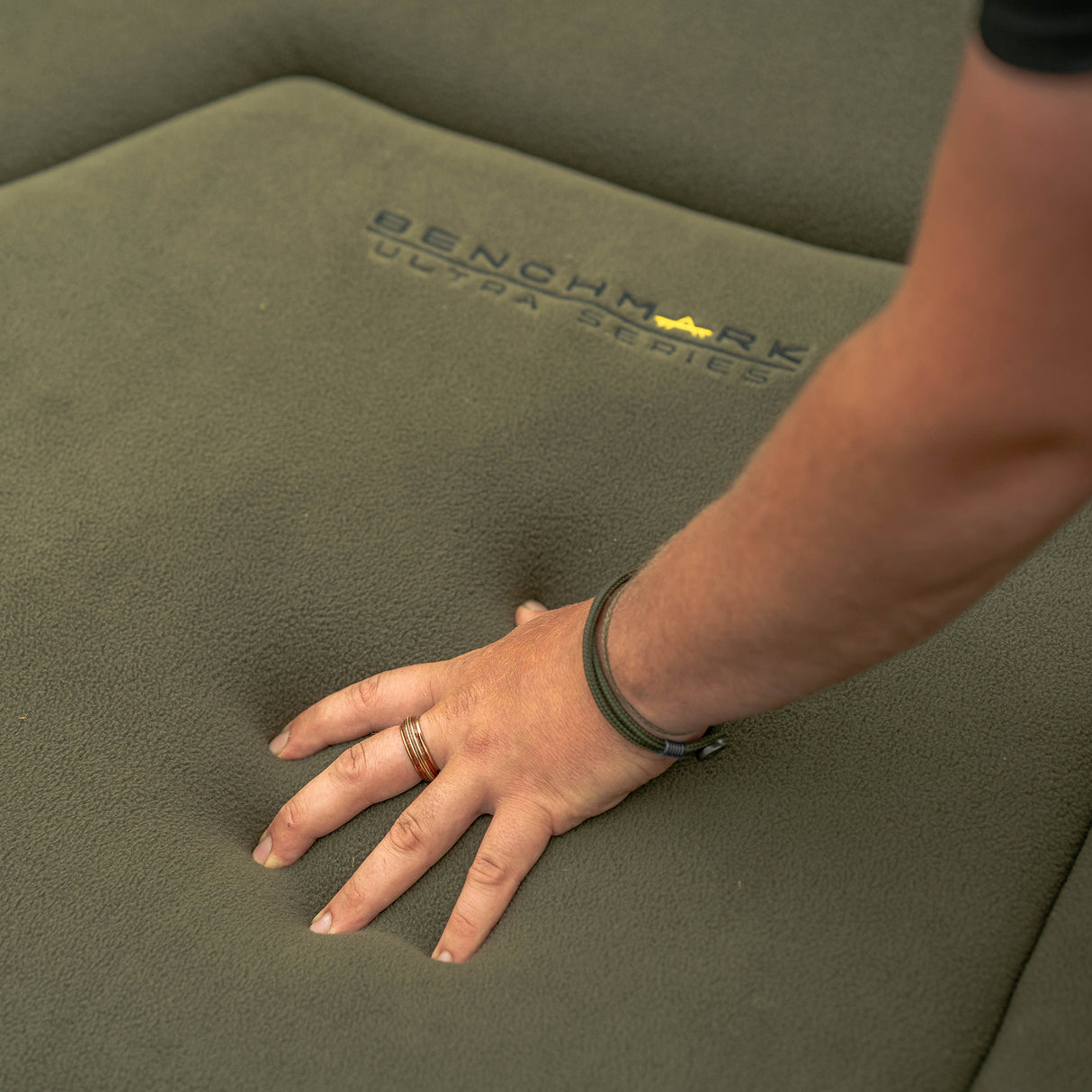 Bed Chair Avid Carp Benchmark Ultra Standard 6 patas - Tienda Carpfishing