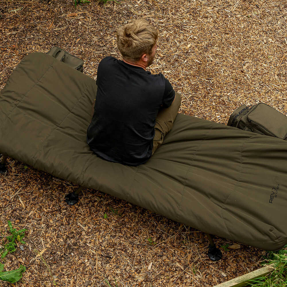 Bedchair avec sac de couchage Avid Carp Revolve Système