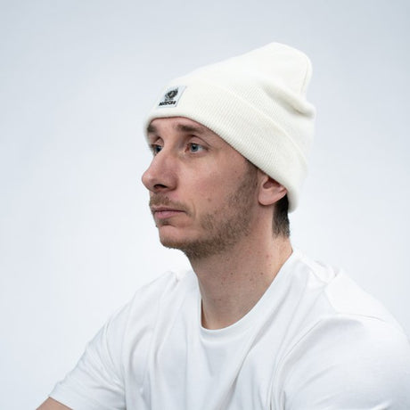 Gorro Nash Make It Happen Badge Crema - Tienda Carpfishing