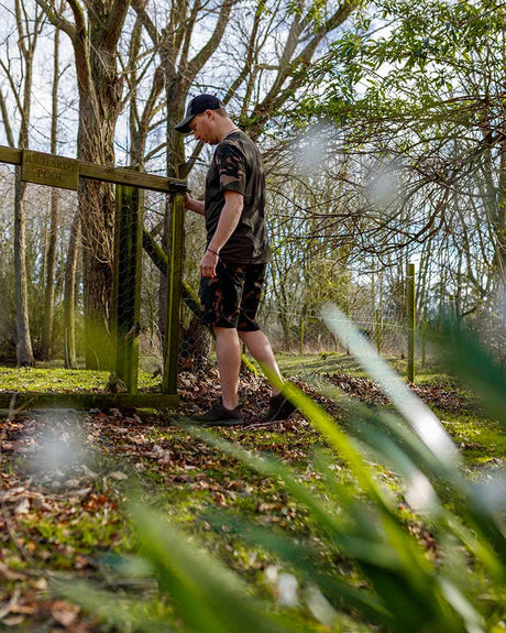 Camiseta Fox Outline T Khaki/Camo - Tienda Carpfishing