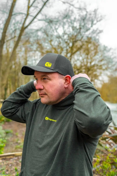 Gorra Ridge Monkey Apearel SportFlex Trucker Gris - Tienda Carpfishing