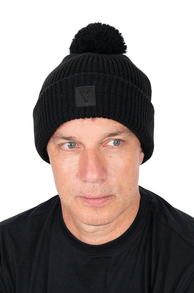 Gorro Fox Black HD con bola negro - Tienda Carpfishing
