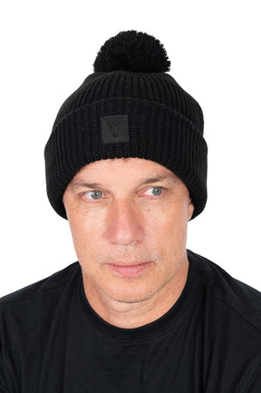 Gorro Fox Black HD con bola negro - Tienda Carpfishing