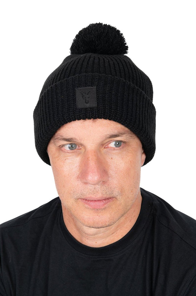 Gorro Fox Black HD con bola negro - Tienda Carpfishing