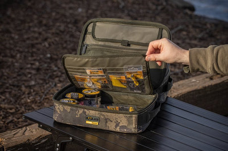 Macuto Solar Undercover Camo Multipouch Compacto - Tienda Carpfishing