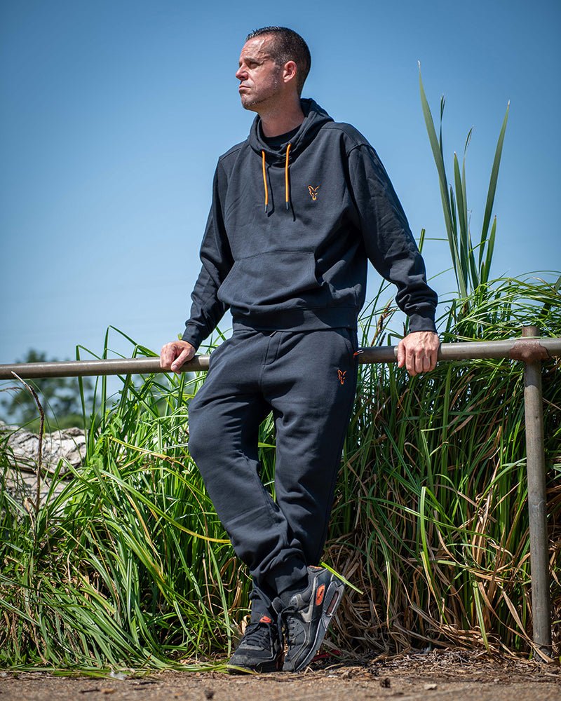 Pantalón Fox Classic Joggers Negro y Naranja - Tienda Carpfishing