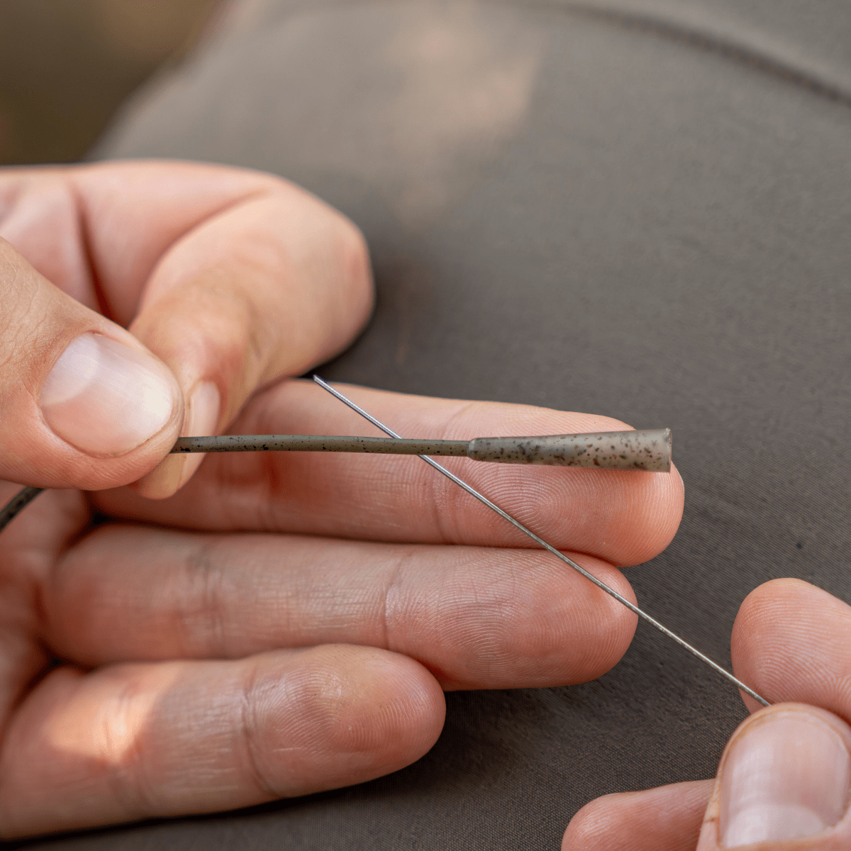 Rig Tubing Avid Carp Outline FleckTone 2m - Tienda Carpfishing